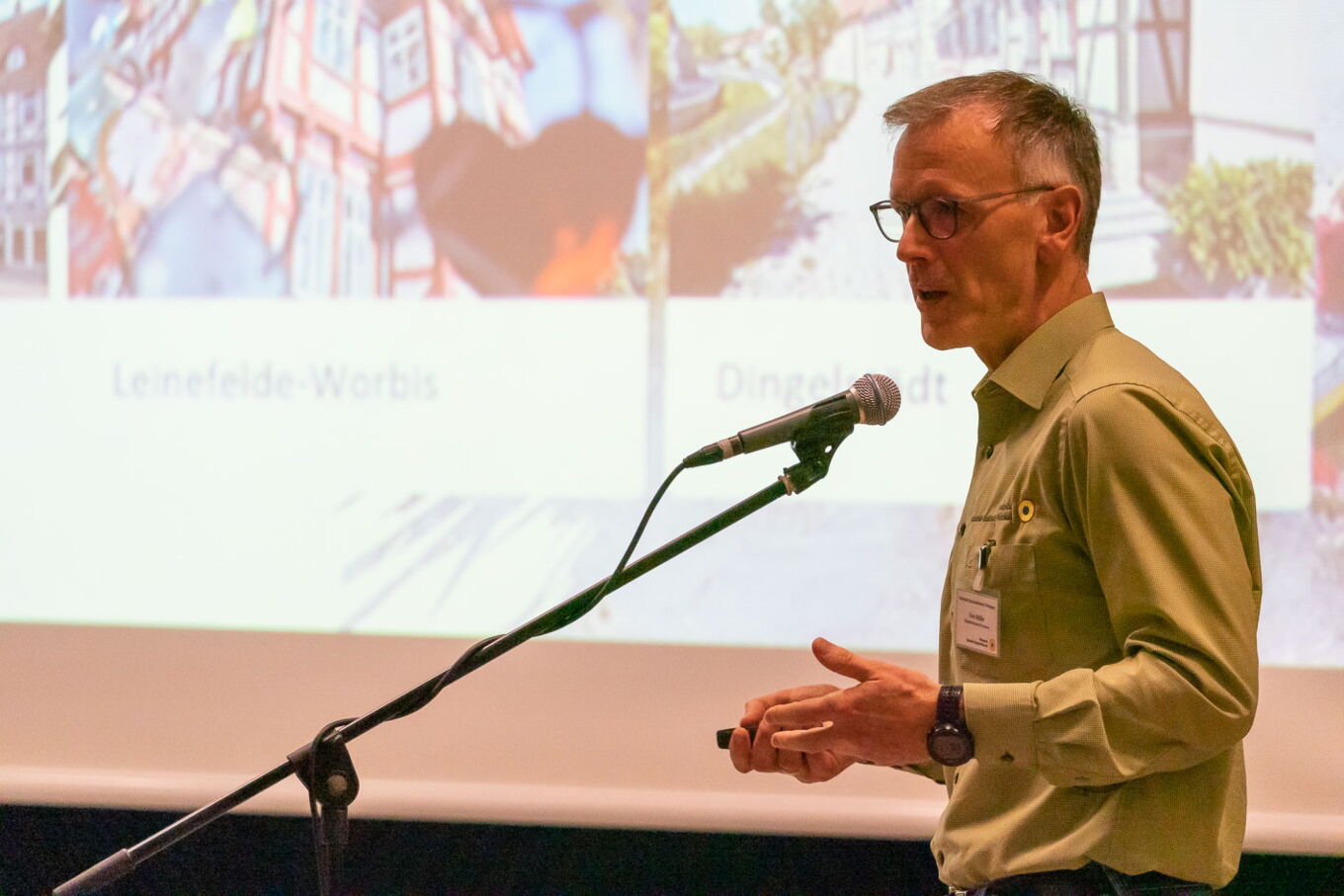 Uwe Müller ,Naturpark Eichsfeld-Hainich-Werratal, berichtet über seine Erfahrung beim Deutschen Wandertag und erläutert die Kreterin für die Wandertouren, die 2024 im Eichsfeld angeboten werden sollen.© Stadt Heilbad Heiligenstadt