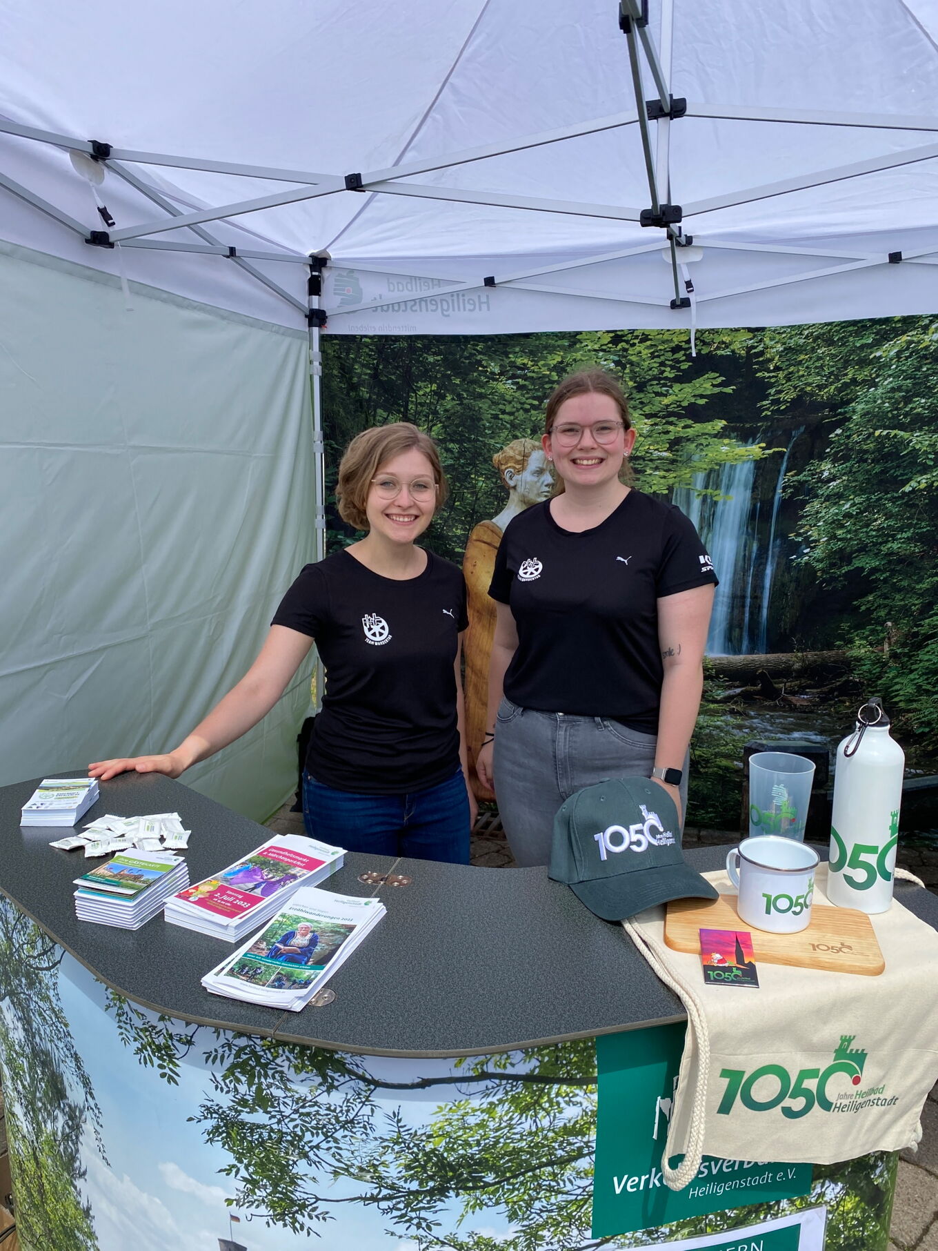 Projektmitarbeiterinnen Sophia Lamprecht (links) und Herta Gerlach ©Herta Gerlach, Projektteam Deutscher Wandertag 2024