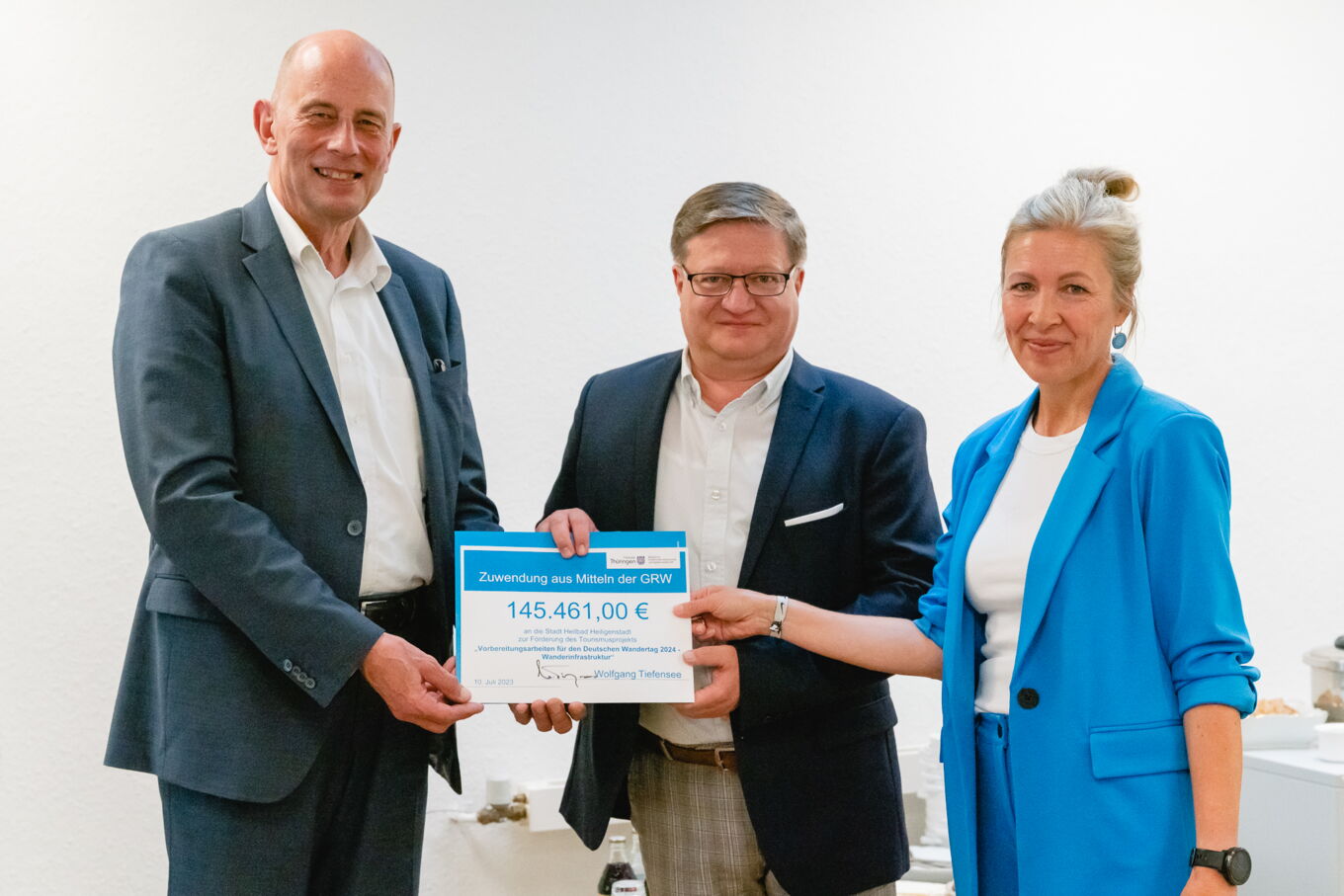 Wirtschaftsminister Wolfgang Tiefensee (links) übergibt den Zuwendungsbescheid an Bürgermeister Thomas Spielmann und Projektleiterin Jeannette Löser ©Alexander Franke, Stadtverwaltung Heilbad Heiligenstadt